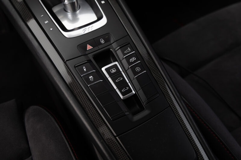 Console centrale avec commandes intégrées – PORSCHE – 911 991.2 GTS – 2017 – Rouge Carmin – 100 900 km – 450 ch – Flat 6 bi-turbo – Transmission : Sequentielle – Origine France – Privaty Cars – Spécialiste des sportives d’occasion en Charente-Maritime