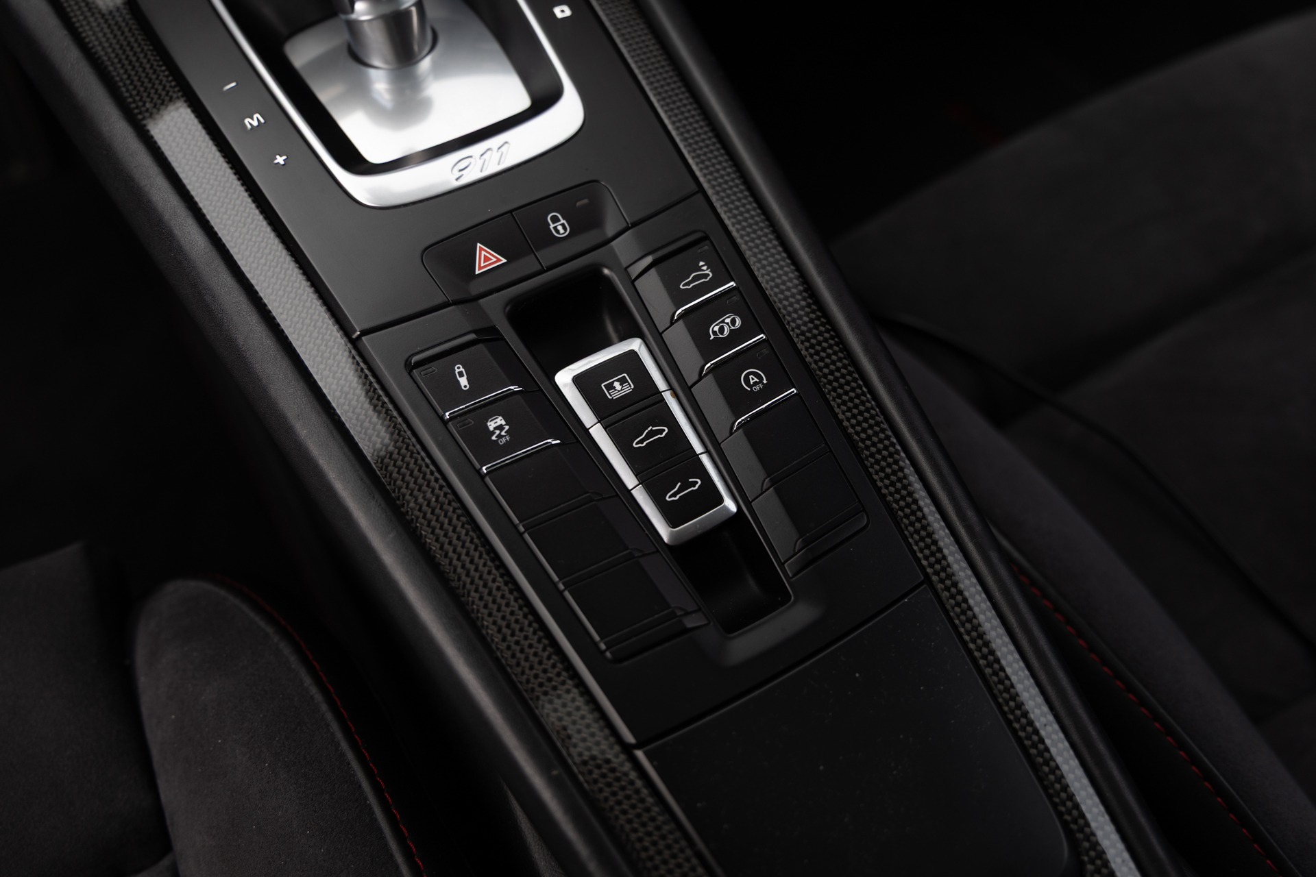 Console centrale avec commandes intégrées – PORSCHE – 911 991.2 GTS – 2017 – Rouge Carmin – 100 900 km – 450 ch – Flat 6 bi-turbo – Transmission : Sequentielle – Origine France – Privaty Cars – Spécialiste des sportives d’occasion en Charente-Maritime