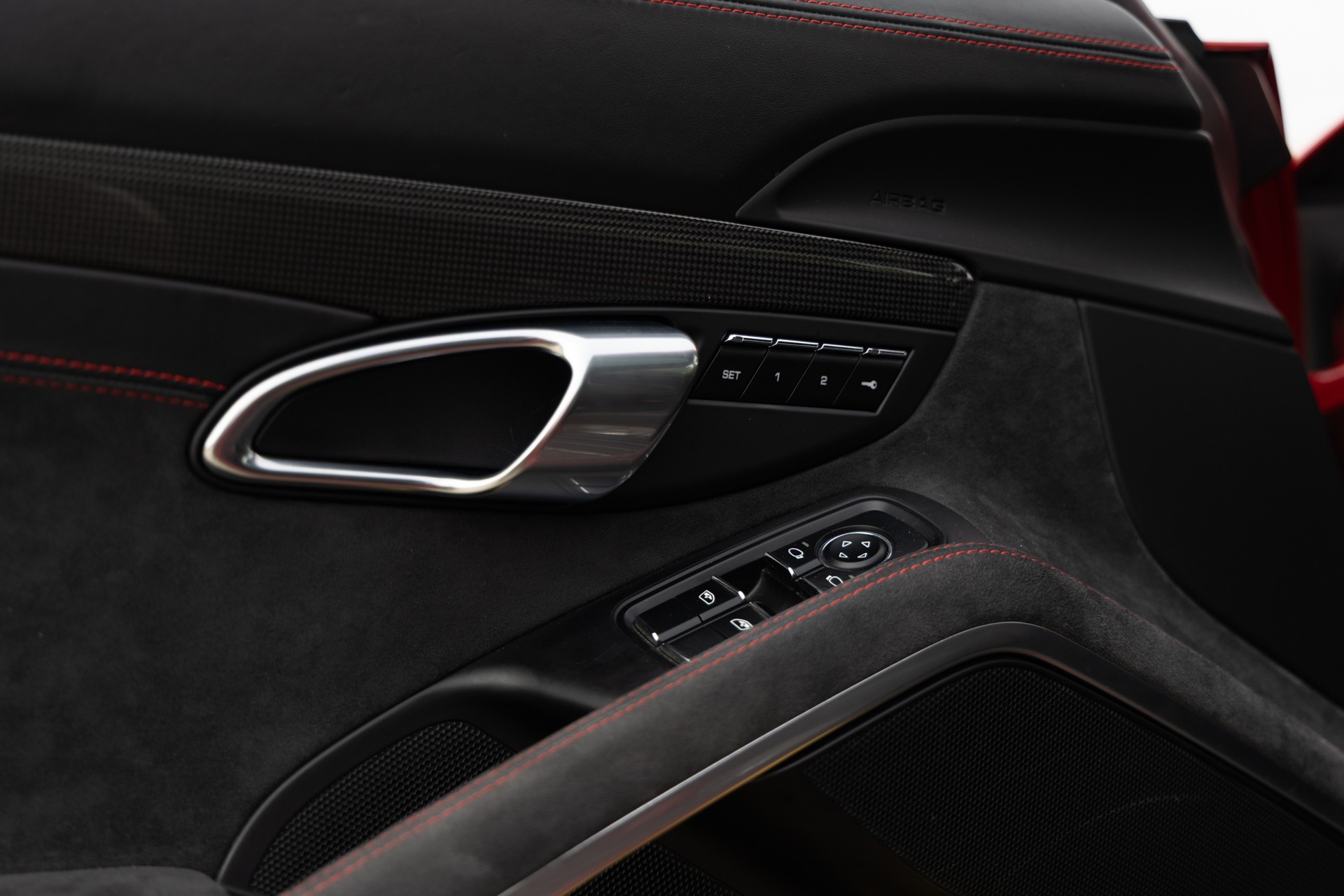 Panneau de porte avec commandes électriques – PORSCHE – 911 991.2 GTS – 2017 – Rouge Carmin – 100 900 km – 450 ch – Flat 6 bi-turbo – Transmission : Sequentielle – Origine France – Privaty Cars – Courtage automobile pour véhicules exclusifs en Charente-Maritime