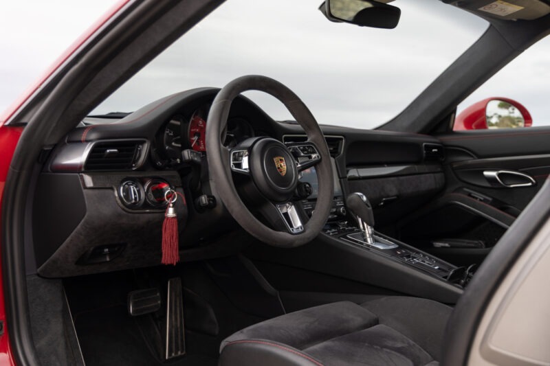 Volant en cuir avec surpiqûres rouges – PORSCHE – 911 991.2 GTS – 2017 – Rouge Carmin – 100 900 km – 450 ch – Flat 6 bi-turbo – Transmission : Sequentielle – Origine France – Privaty Cars – Estimation et rachat de véhicules haut de gamme à La Rochelle