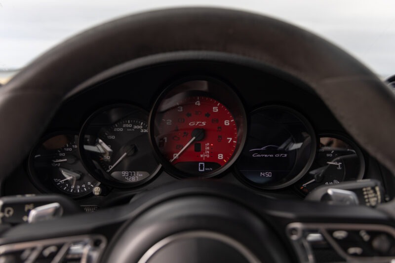 Tableau de bord avec compte-tours rouge – PORSCHE – 911 991.2 GTS – 2017 – Rouge Carmin – 100 900 km – 450 ch – Flat 6 bi-turbo – Transmission : Sequentielle – Origine France – Privaty Cars – Rachat de Porsche et Ferrari d’occasion entre Bordeaux et Nantes