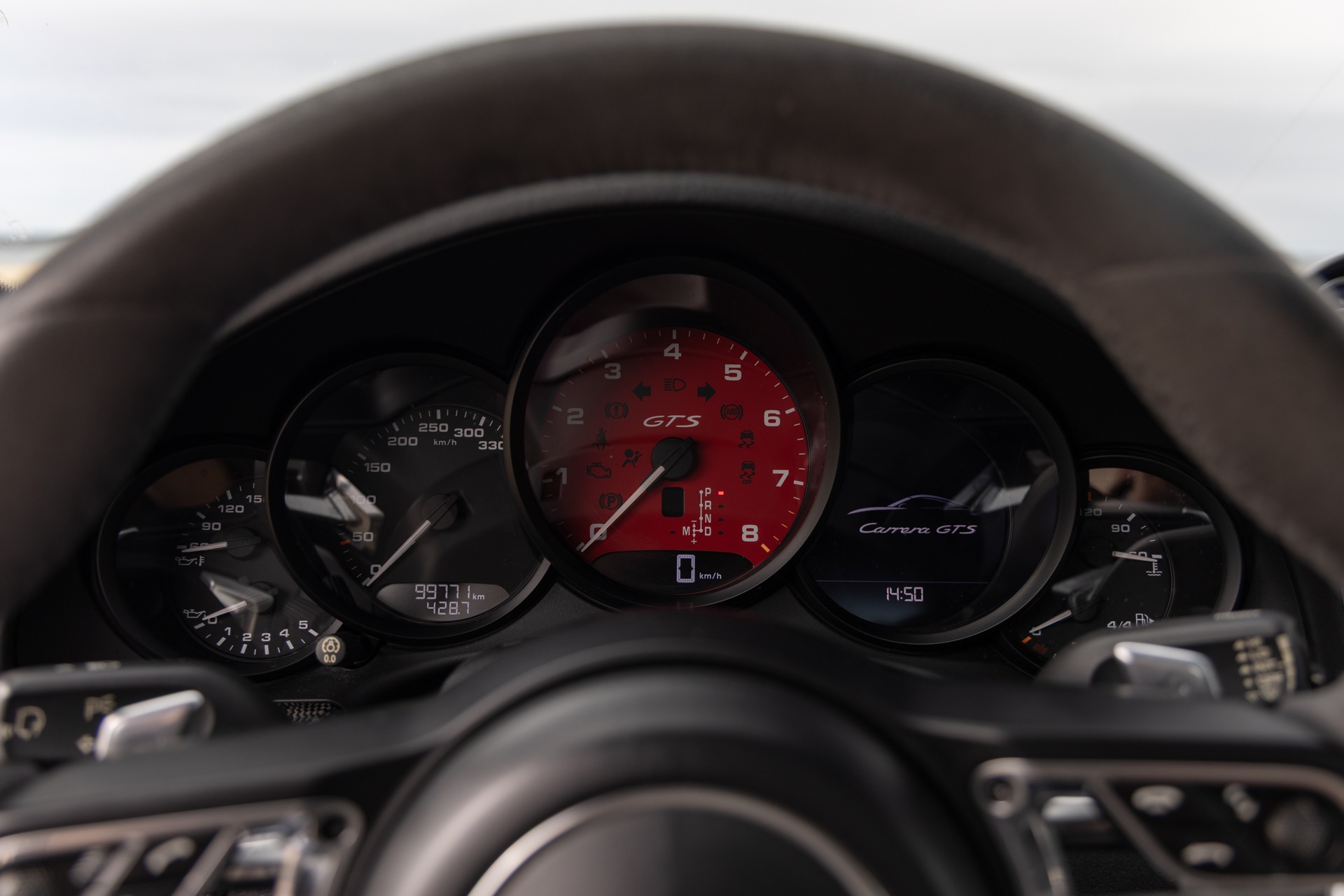 Tableau de bord avec compte-tours rouge – PORSCHE – 911 991.2 GTS – 2017 – Rouge Carmin – 100 900 km – 450 ch – Flat 6 bi-turbo – Transmission : Sequentielle – Origine France – Privaty Cars – Rachat de Porsche et Ferrari d’occasion entre Bordeaux et Nantes