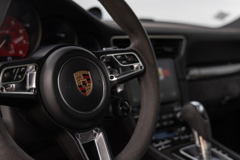 Volant – PORSCHE – 911 991.2 GTS – 2017 – Rouge Carmin – 100 900 km – 450 ch – Flat 6 bi-turbo – Transmission : Sequentielle – Origine France – Privaty Cars – Expert des modèles PORSCHE en Nouvelle-Aquitaine