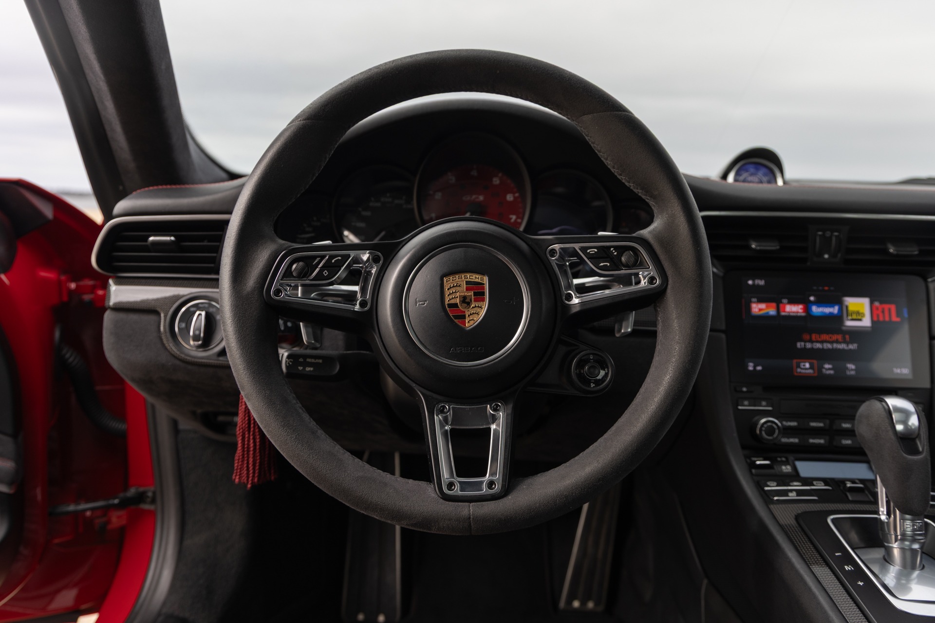 Volant – PORSCHE – 911 991.2 GTS – 2017 – Rouge Carmin – 100 900 km – 450 ch – Flat 6 bi-turbo – Transmission : Sequentielle – Origine France – Privaty Cars – Importation de véhicules de prestige et sportifs dans l’Ouest de la France