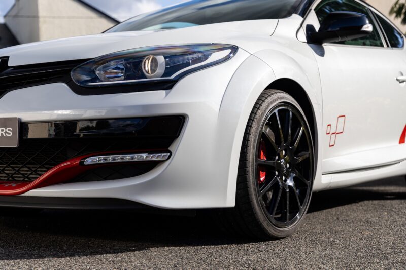 Phares avant avec éclairage LED – RENAULT – Megane 3RS Trophy R – 2017 – Blanc Nacré – 22 900 km – 275 ch – 4 cylindres en ligne 2.0 turbo – Transmission : Manuelle – Origine France – Privaty Cars – Dépôt-vente de voitures de sport et véhicules d’exception proche de Bordeaux