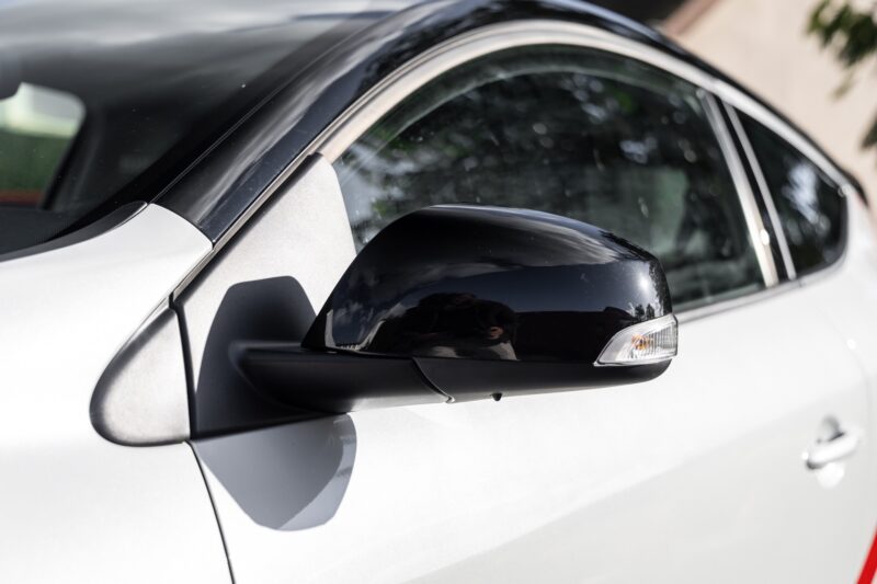 Rétroviseur latéral noir brillant – RENAULT – Megane 3RS Trophy R – 2017 – Blanc Nacré – 22 900 km – 275 ch – 4 cylindres en ligne 2.0 turbo – Transmission : Manuelle – Origine France – Privaty Cars – Courtage automobile RENAULT près de Niort