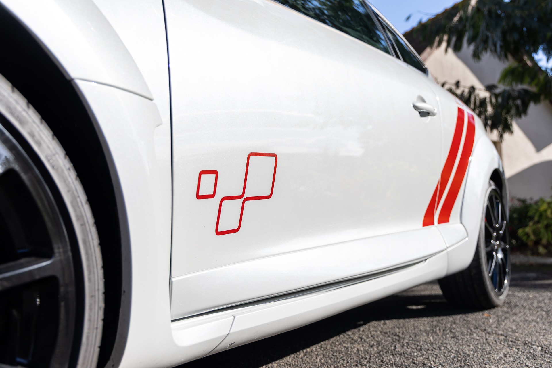 Autocollant décoratif sur la carrosserie – RENAULT – Megane 3RS Trophy R – 2017 – Blanc Nacré – 22 900 km – 275 ch – 4 cylindres en ligne 2.0 turbo – Transmission : Manuelle – Origine France – Privaty Cars – Expert des voitures de prestige d’occasion près de Niort