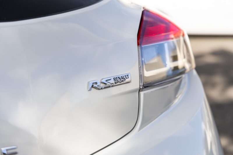 Écusson RS sur carrosserie arrière – RENAULT – Megane 3RS Trophy R – 2017 – Blanc Nacré – 22 900 km – 275 ch – 4 cylindres en ligne 2.0 turbo – Transmission : Manuelle – Origine France – Privaty Cars – Mandat de vente pour automobiles de luxe proche de Nantes