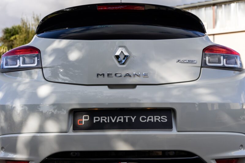Vue arrière avec logo et feux – RENAULT – Megane 3RS Trophy R – 2017 – Blanc Nacré – 22 900 km – 275 ch – 4 cylindres en ligne 2.0 turbo – Transmission : Manuelle – Origine France – Privaty Cars – Conciergerie automobile pour véhicules de sport entre Bordeaux et Nantes
