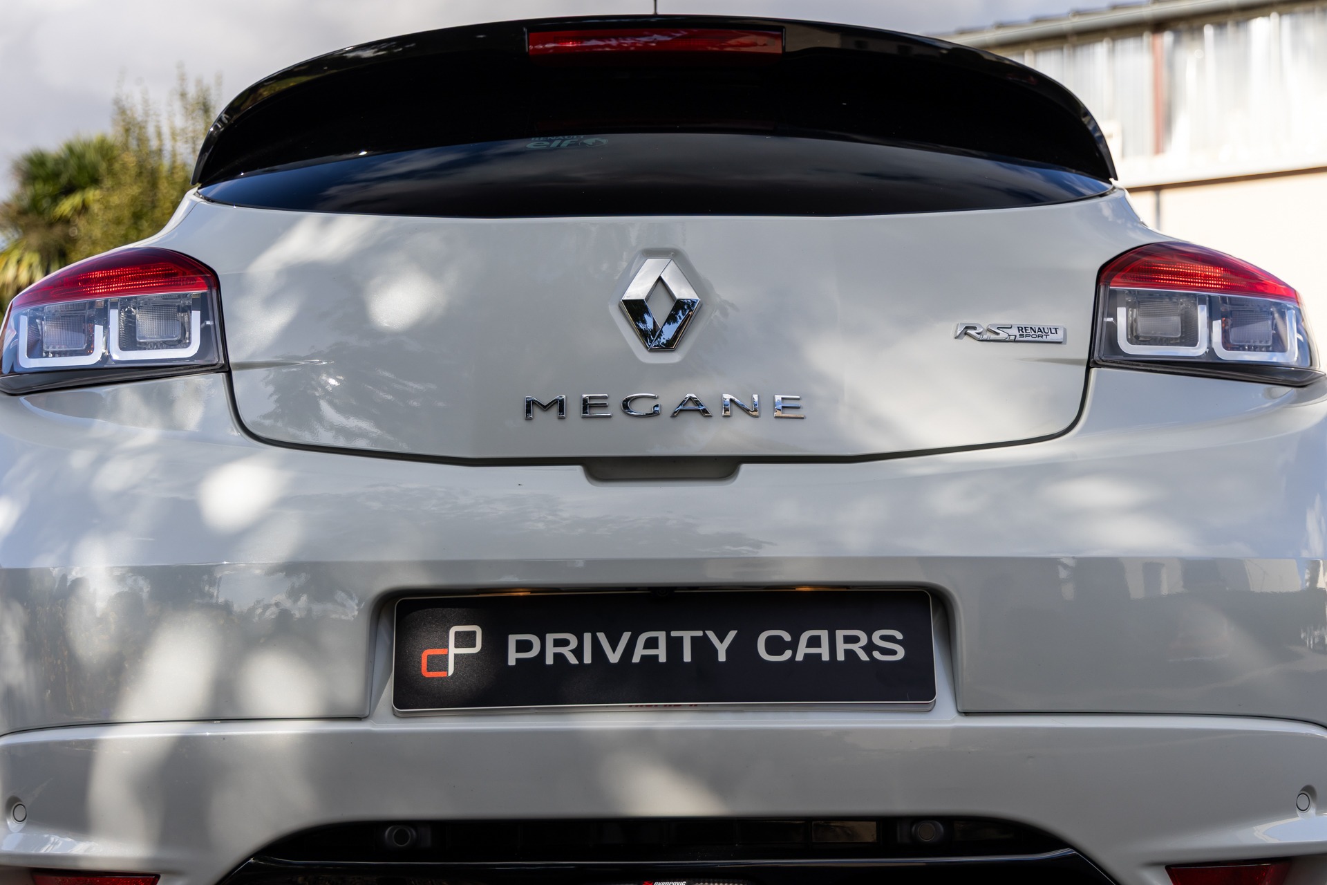 Vue arrière avec logo et feux – RENAULT – Megane 3RS Trophy R – 2017 – Blanc Nacré – 22 900 km – 275 ch – 4 cylindres en ligne 2.0 turbo – Transmission : Manuelle – Origine France – Privaty Cars – Conciergerie automobile pour véhicules de sport entre Bordeaux et Nantes
