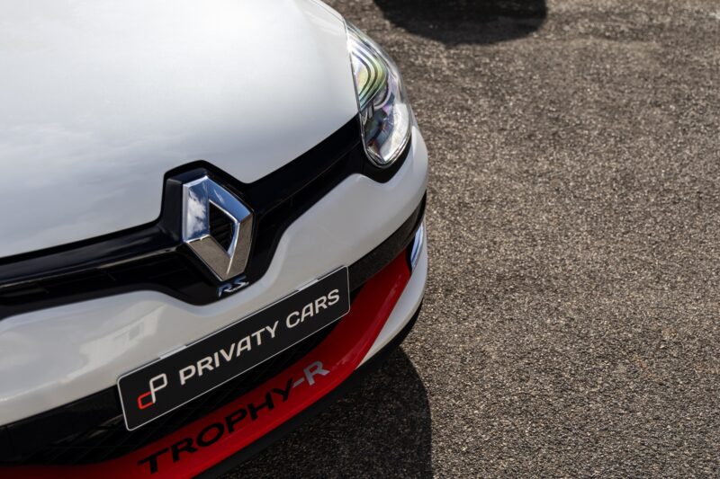 Calandre avec logo distinctif – RENAULT – Megane 3RS Trophy R – 2017 – Blanc Nacré – 22 900 km – 275 ch – 4 cylindres en ligne 2.0 turbo – Transmission : Manuelle – Origine France – Privaty Cars – Recherche de supercars hors marché en Nouvelle-Aquitaine