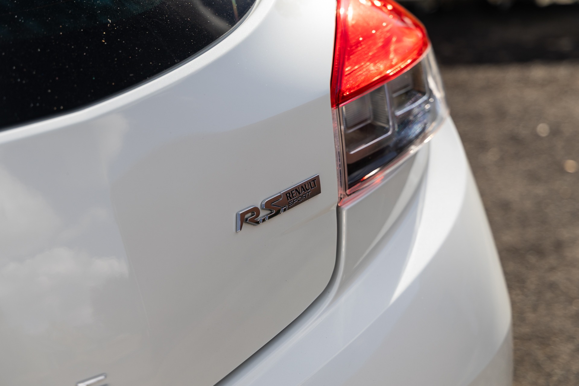 Logo RS sur la carrosserie – RENAULT – Megane 3RS Trophy R – 2017 – Blanc Nacré – 22 900 km – 275 ch – 4 cylindres en ligne 2.0 turbo – Transmission : Manuelle – Origine France – Privaty Cars – Importation de véhicules de prestige et sportifs près de Poitiers