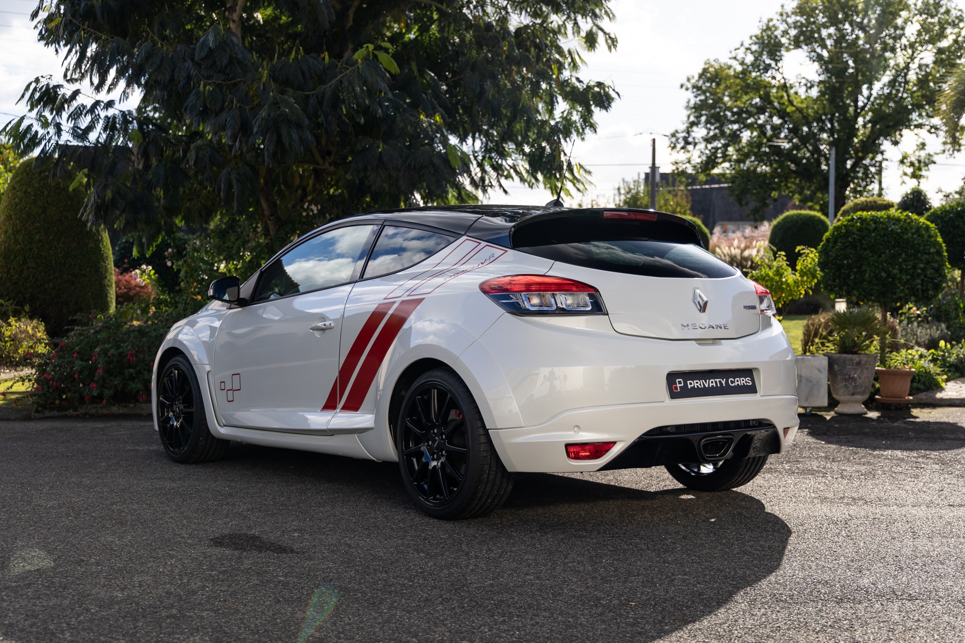 Vue arrière avec diffuseur et jantes noires – RENAULT – Megane 3RS Trophy R – 2017 – Blanc Nacré – 22 900 km – 275 ch – 4 cylindres en ligne 2.0 turbo – Transmission : Manuelle – Origine France – Privaty Cars – Conciergerie automobile pour véhicules de sport en Nouvelle-Aquitaine