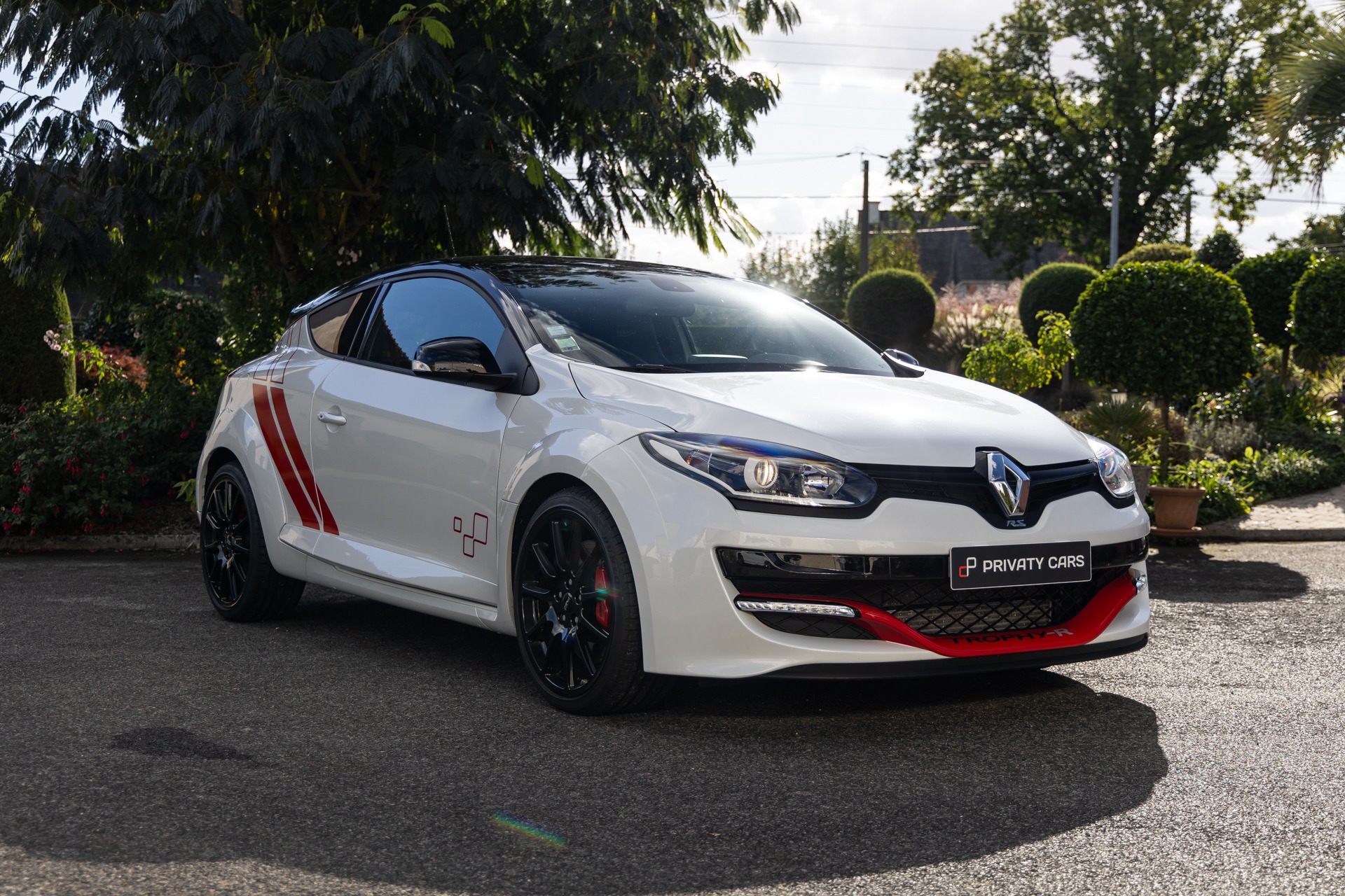 Vue latérale avec jantes noires – RENAULT – Megane 3RS Trophy R – 2017 – Blanc Nacré – 22 900 km – 275 ch – 4 cylindres en ligne 2.0 turbo – Transmission : Manuelle – Origine France – Privaty Cars – Expert des voitures de prestige d’occasion proche de Bordeaux