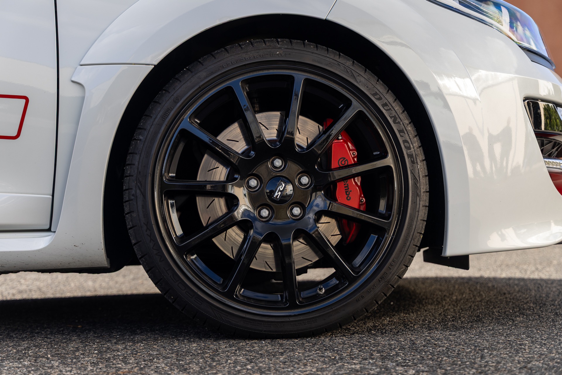 Jantes noires avec étriers rouges – RENAULT – Megane 3RS Trophy R – 2017 – Blanc Nacré – 22 900 km – 275 ch – 4 cylindres en ligne 2.0 turbo – Transmission : Manuelle – Origine France – Privaty Cars – Reprise de voitures de sport et collection à La Rochelle