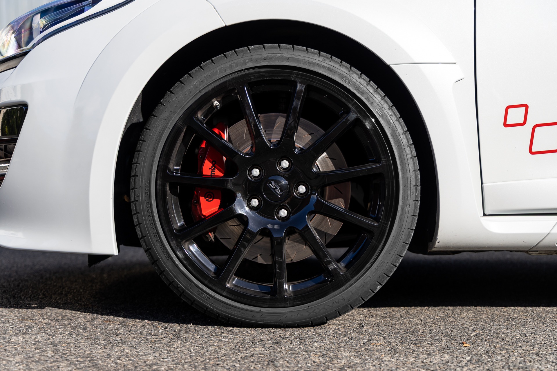 Jantes noires avec étriers rouges – RENAULT – Megane 3RS Trophy R – 2017 – Blanc Nacré – 22 900 km – 275 ch – 4 cylindres en ligne 2.0 turbo – Transmission : Manuelle – Origine France – Privaty Cars – Intermédiaire de confiance vente voiture sport à 2 heures de Paris en TGV