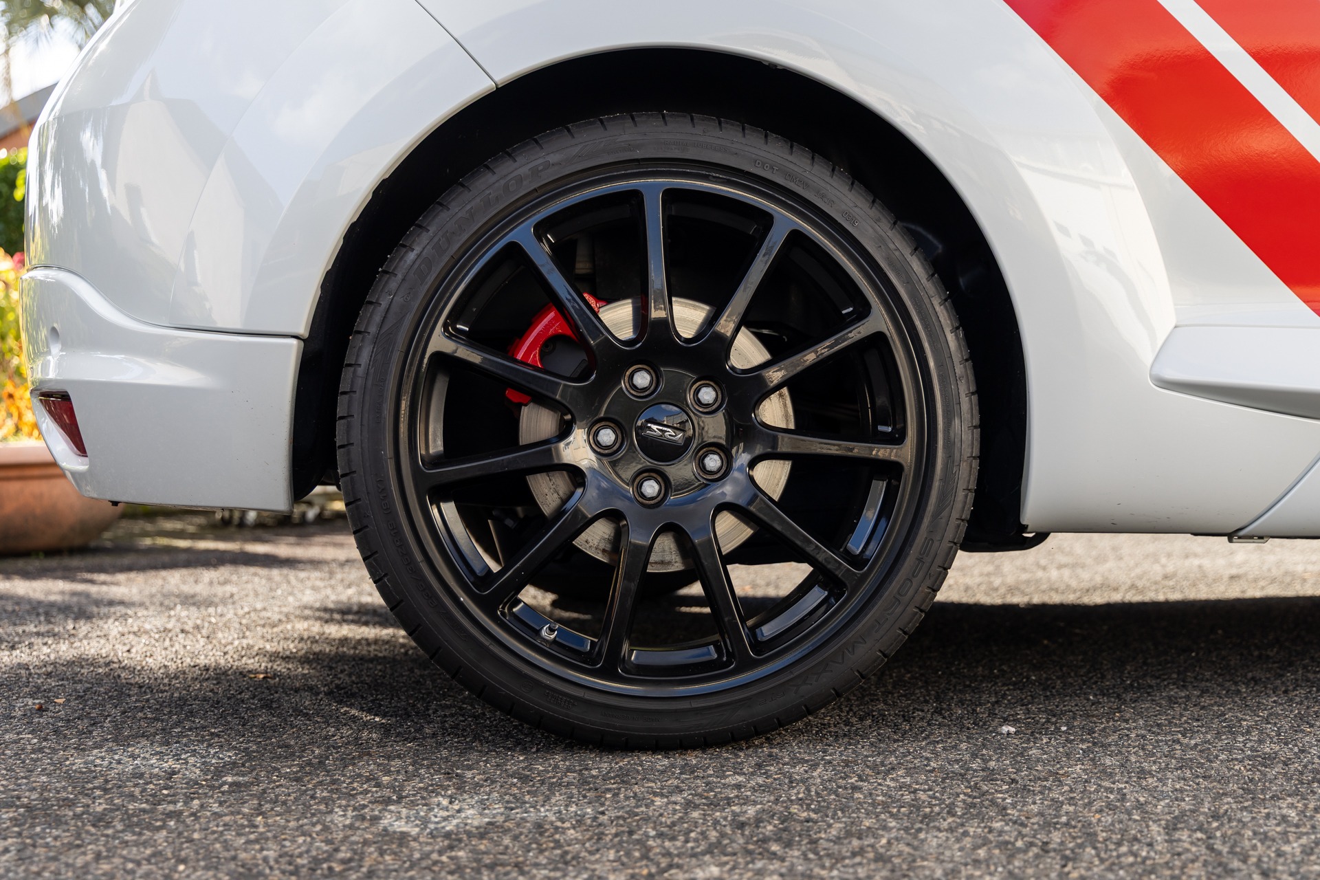 Jantes noires à rayons multiples – RENAULT – Megane 3RS Trophy R – 2017 – Blanc Nacré – 22 900 km – 275 ch – 4 cylindres en ligne 2.0 turbo – Transmission : Manuelle – Origine France – Privaty Cars – Commerce de voitures de sport luxe et premium proche de Bordeaux