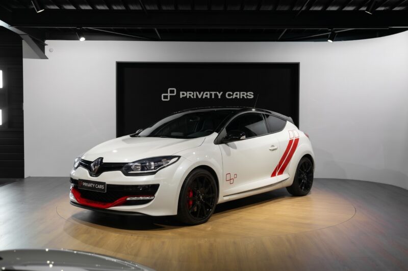 À vendre – RENAULT – Megane 3RS Trophy R – 2017 – Blanc Nacré – 22 900 km – 275 ch – 4 cylindres en ligne 2.0 turbo – Transmission : Manuelle – Photo principale – Origine France – Privaty Cars – Spécialiste des supercars d’occasion en Nouvelle-Aquitaine