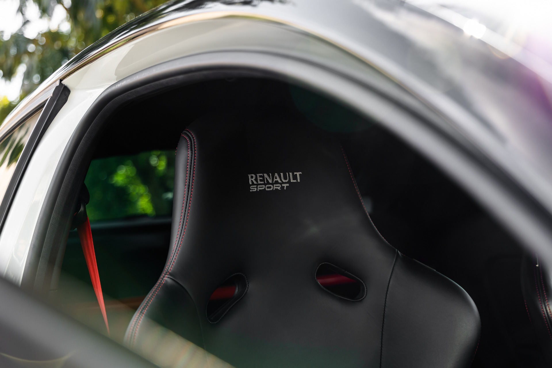 Sièges baquets en cuir – RENAULT – Megane 3RS Trophy R – 2017 – Blanc Nacré – 22 900 km – 275 ch – 4 cylindres en ligne 2.0 turbo – Transmission : Manuelle – Origine France – Privaty Cars – Spécialiste des sportives d’occasion près de Poitiers