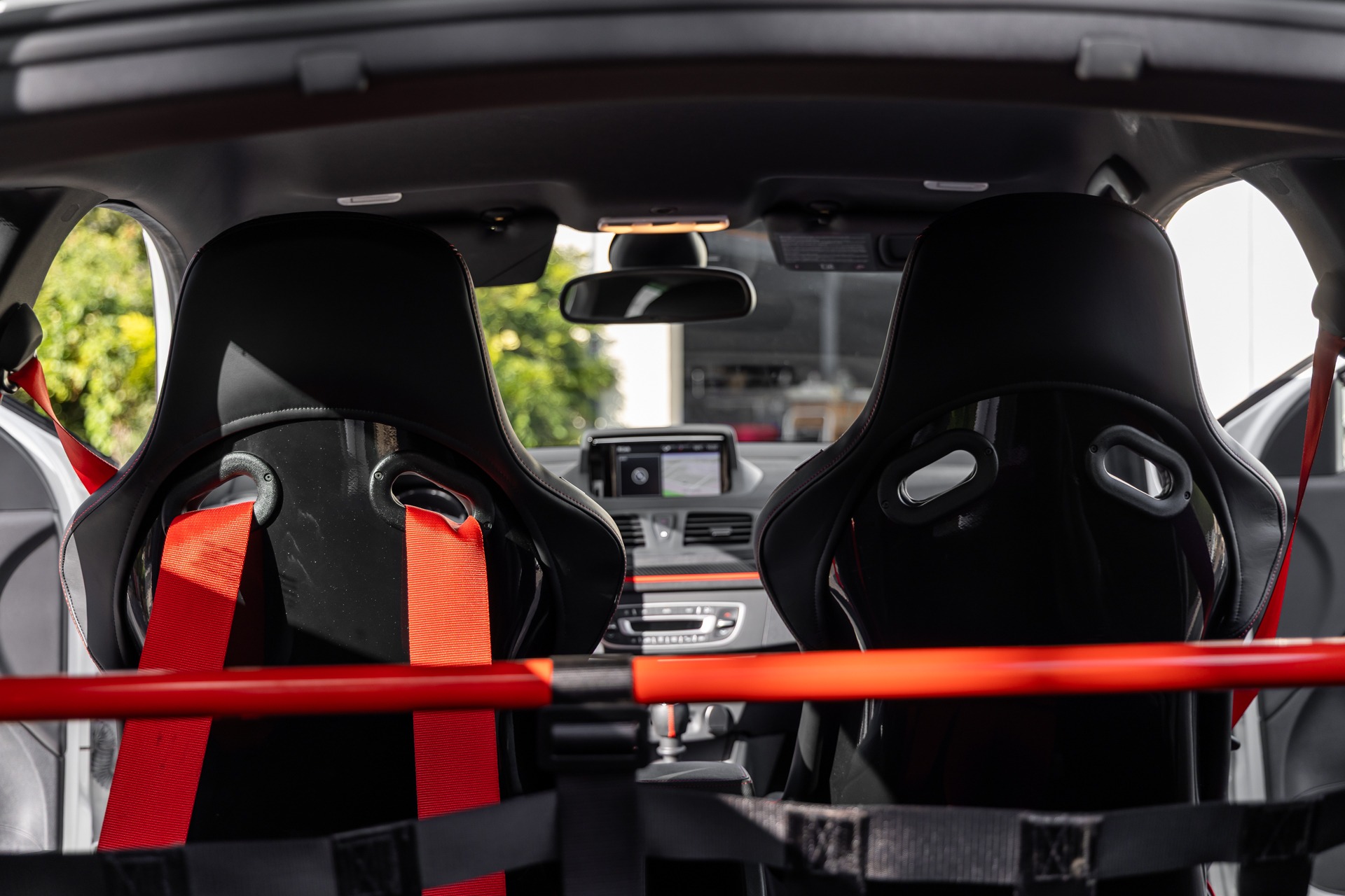 Sièges baquets avec harnais de sécurité – RENAULT – Megane 3RS Trophy R – 2017 – Blanc Nacré – 22 900 km – 275 ch – 4 cylindres en ligne 2.0 turbo – Transmission : Manuelle – Origine France – Privaty Cars – Recherche personnalisée de modèles RENAULT à 2 heures de Paris en TGV