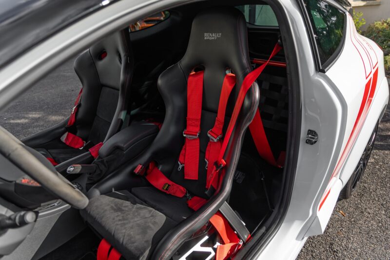Sièges baquets avec harnais de sécurité – RENAULT – Megane 3RS Trophy R – 2017 – Blanc Nacré – 22 900 km – 275 ch – 4 cylindres en ligne 2.0 turbo – Transmission : Manuelle – Origine France – Privaty Cars – Négoce de véhicules GT et sportives d’exception à 2 heures de Paris en TGV