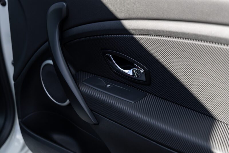 Panneau de porte avec finition carbone – RENAULT – Megane 3RS Trophy R – 2017 – Blanc Nacré – 22 900 km – 275 ch – 4 cylindres en ligne 2.0 turbo – Transmission : Manuelle – Origine France – Privaty Cars – Expert des modèles RENAULT proche de Bordeaux