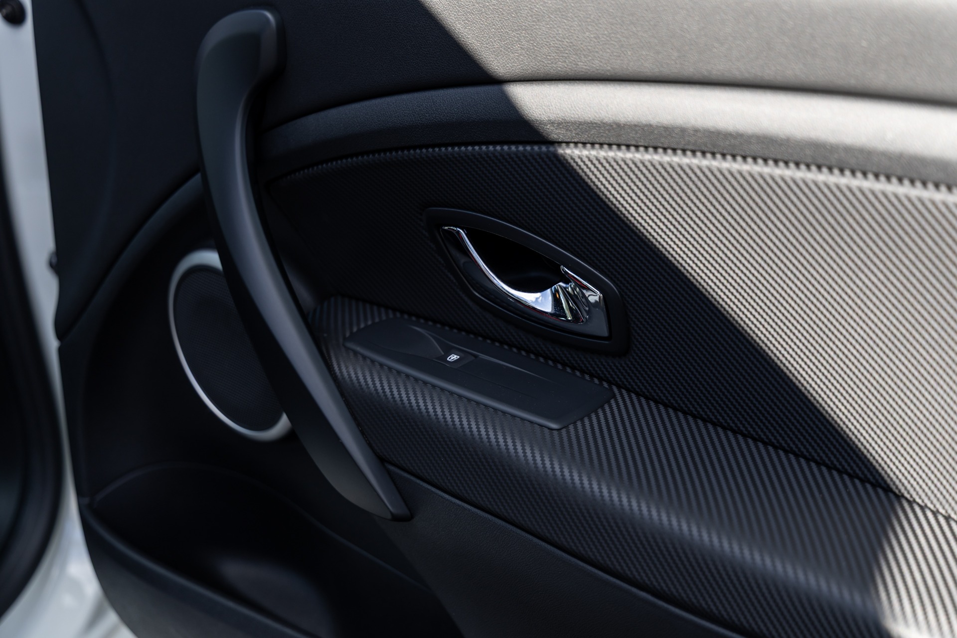 Panneau de porte avec finition carbone – RENAULT – Megane 3RS Trophy R – 2017 – Blanc Nacré – 22 900 km – 275 ch – 4 cylindres en ligne 2.0 turbo – Transmission : Manuelle – Origine France – Privaty Cars – Expert des modèles RENAULT proche de Bordeaux