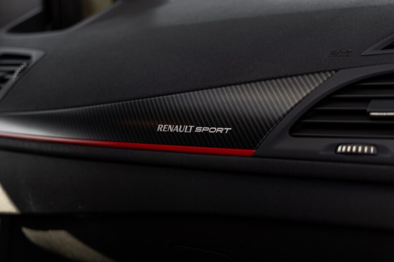 Tableau de bord – RENAULT – Megane 3RS Trophy R – 2017 – Blanc Nacré – 22 900 km – 275 ch – 4 cylindres en ligne 2.0 turbo – Transmission : Manuelle – Origine France – Privaty Cars – Vente de voitures de sport d’occasion proche de Bordeaux