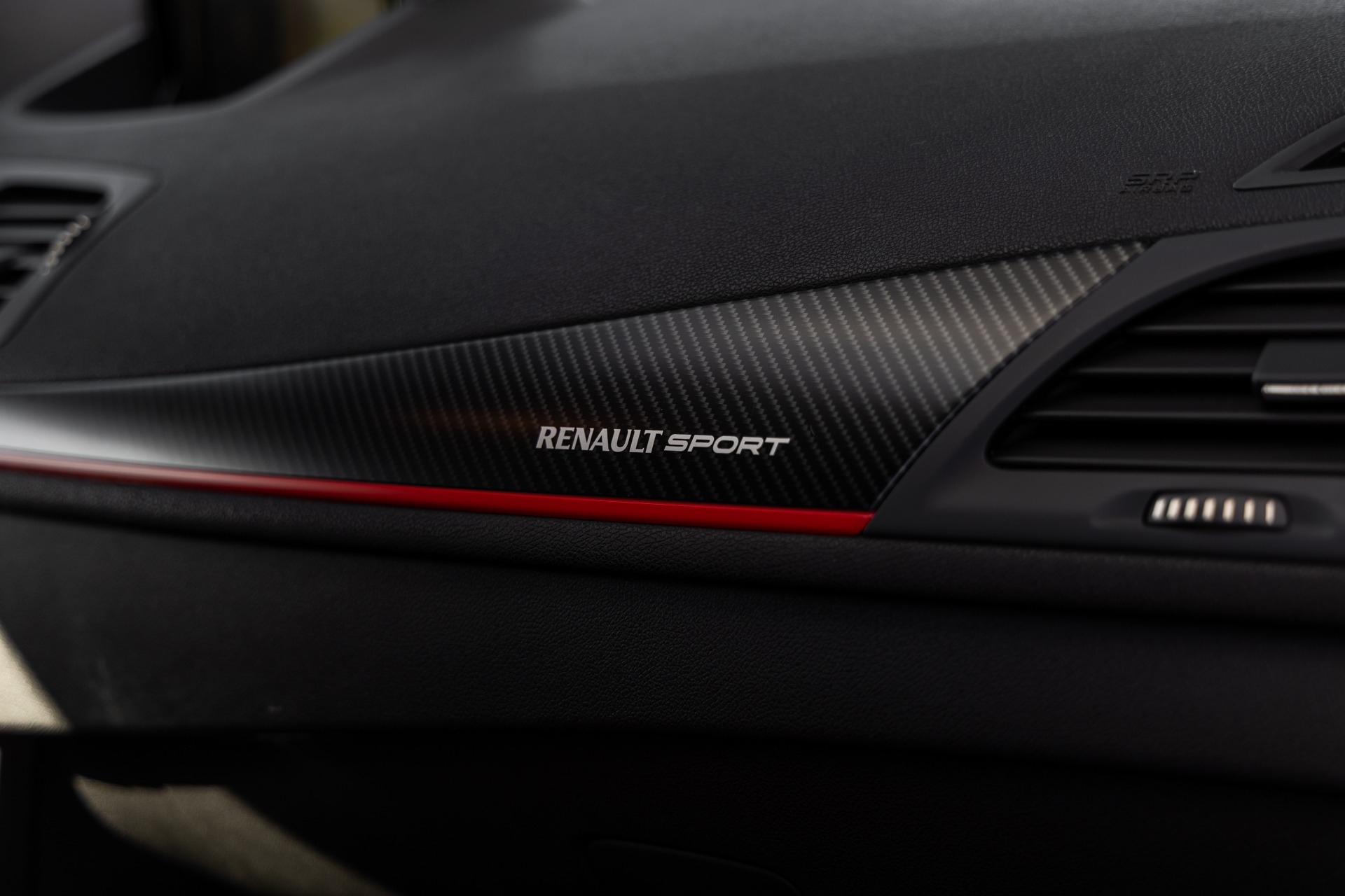 Tableau de bord – RENAULT – Megane 3RS Trophy R – 2017 – Blanc Nacré – 22 900 km – 275 ch – 4 cylindres en ligne 2.0 turbo – Transmission : Manuelle – Origine France – Privaty Cars – Vente de voitures de sport d’occasion proche de Bordeaux