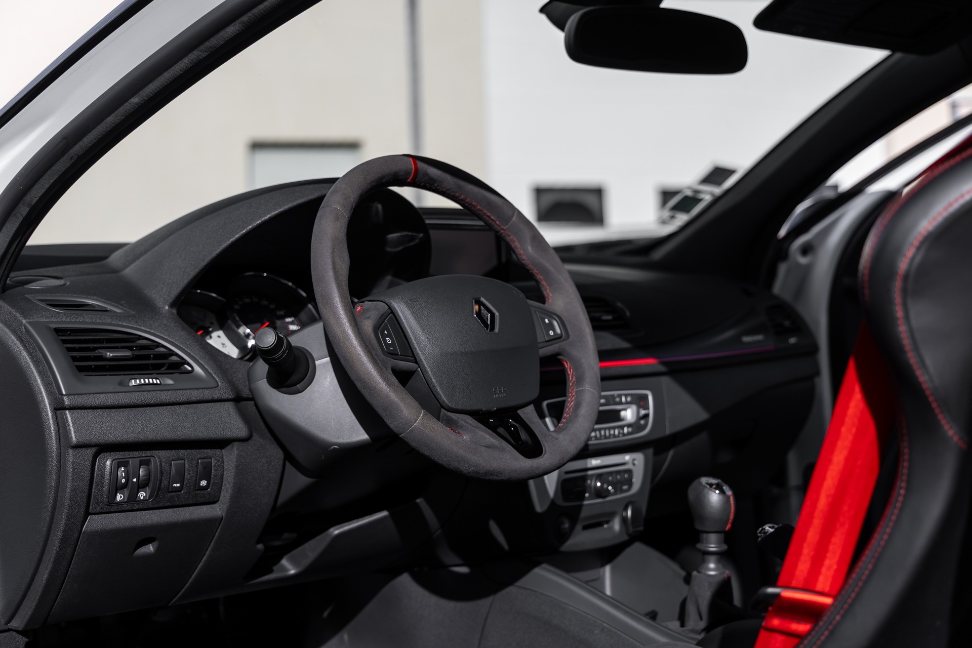 Volant sport en cuir alcantara – RENAULT – Megane 3RS Trophy R – 2017 – Blanc Nacré – 22 900 km – 275 ch – 4 cylindres en ligne 2.0 turbo – Transmission : Manuelle – Origine France – Privaty Cars – Rachat cash de voitures RENAULT à La Rochelle