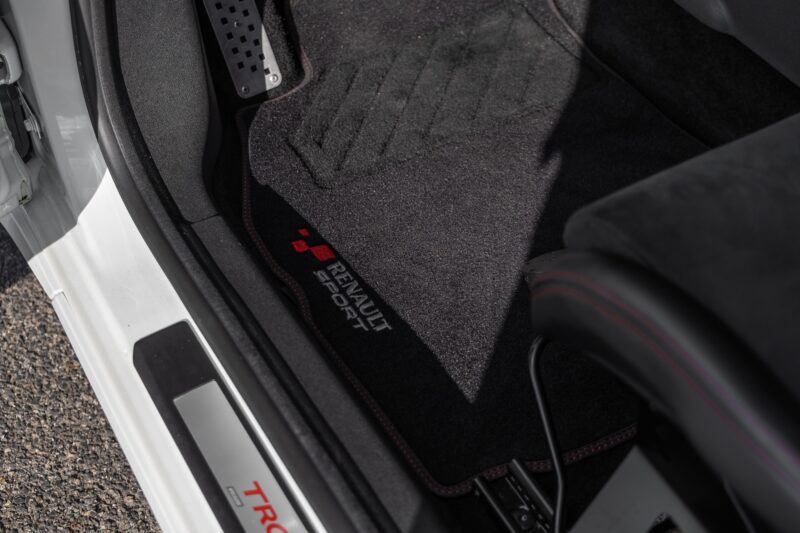 Tapis de sol avec logo sportif – RENAULT – Megane 3RS Trophy R – 2017 – Blanc Nacré – 22 900 km – 275 ch – 4 cylindres en ligne 2.0 turbo – Transmission : Manuelle – Origine France – Privaty Cars – Mandat de vente pour automobiles de luxe à La Rochelle
