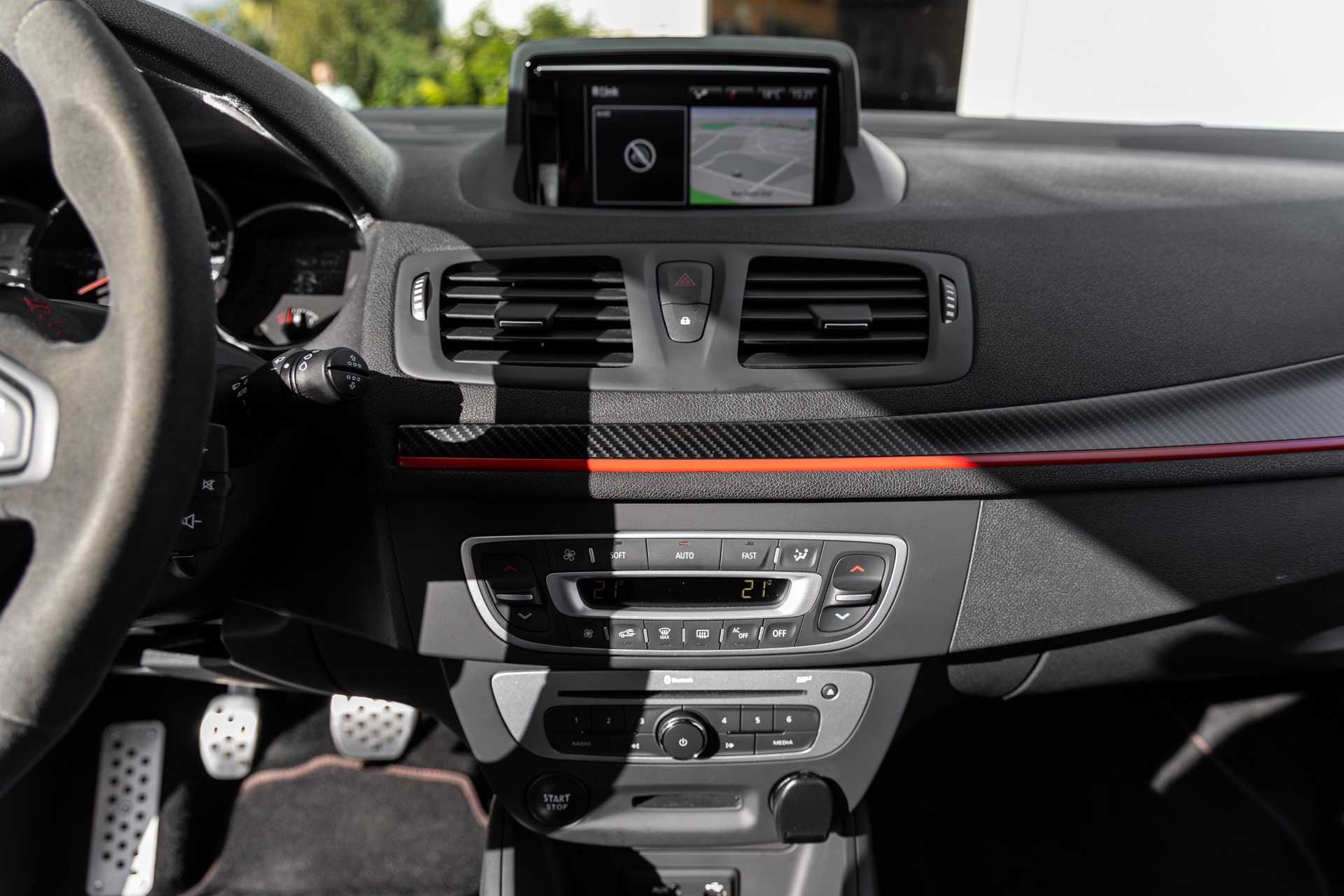 Tableau de bord – RENAULT – Megane 3RS Trophy R – 2017 – Blanc Nacré – 22 900 km – 275 ch – 4 cylindres en ligne 2.0 turbo – Transmission : Manuelle – Origine France – Privaty Cars – Dépôt-vente sécurisé de véhicules de prestige proche de Bordeaux