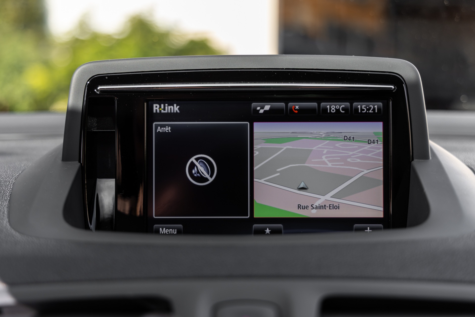 Écran de navigation tactile – RENAULT – Megane 3RS Trophy R – 2017 – Blanc Nacré – 22 900 km – 275 ch – 4 cylindres en ligne 2.0 turbo – Transmission : Manuelle – Origine France – Privaty Cars – Négoce de véhicules GT et sportives d’exception en Charente-Maritime