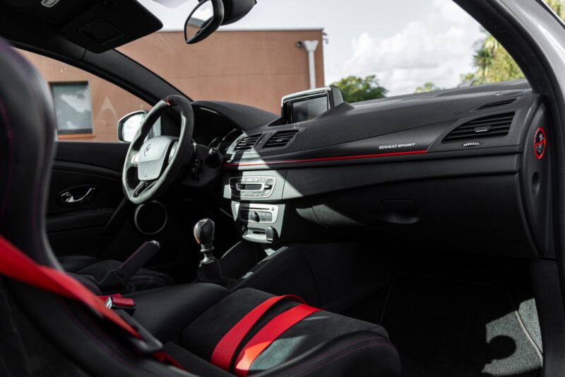 Tableau de bord – RENAULT – Megane 3RS Trophy R – 2017 – Blanc Nacré – 22 900 km – 275 ch – 4 cylindres en ligne 2.0 turbo – Transmission : Manuelle – Origine France – Privaty Cars – Courtage automobile RENAULT en Nouvelle-Aquitaine