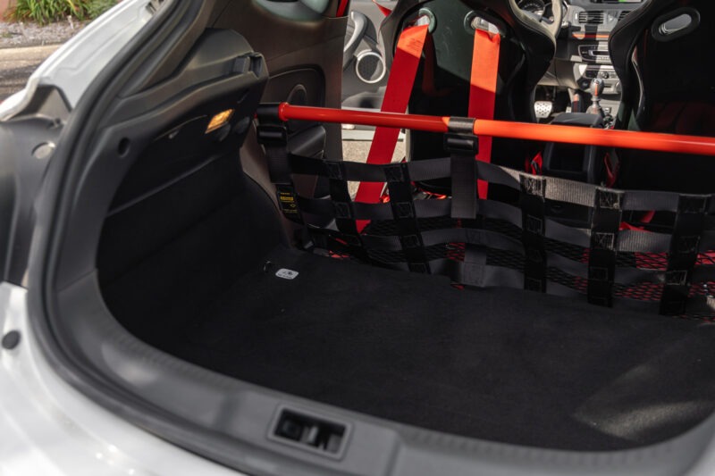 Espace de chargement avec barre de renfort – RENAULT – Megane 3RS Trophy R – 2017 – Blanc Nacré – 22 900 km – 275 ch – 4 cylindres en ligne 2.0 turbo – Transmission : Manuelle – Origine France – Privaty Cars – Expert des modèles RENAULT entre Bordeaux et Nantes