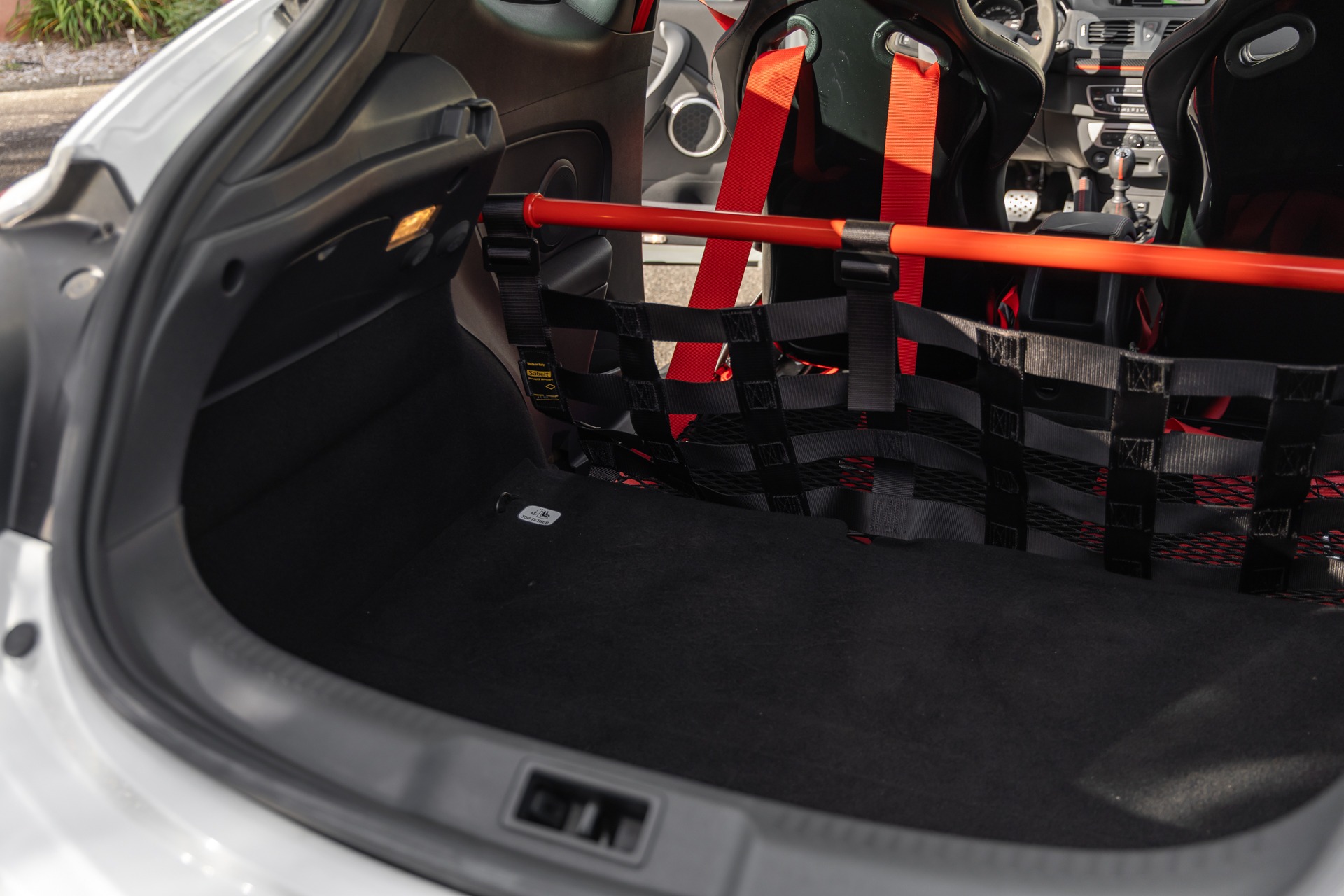 Espace de chargement avec barre de renfort – RENAULT – Megane 3RS Trophy R – 2017 – Blanc Nacré – 22 900 km – 275 ch – 4 cylindres en ligne 2.0 turbo – Transmission : Manuelle – Origine France – Privaty Cars – Expert des modèles RENAULT entre Bordeaux et Nantes
