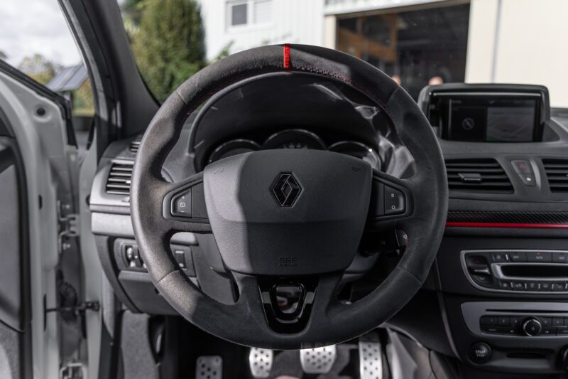 Volant – RENAULT – Megane 3RS Trophy R – 2017 – Blanc Nacré – 22 900 km – 275 ch – 4 cylindres en ligne 2.0 turbo – Transmission : Manuelle – Origine France – Privaty Cars – Rachat cash de voitures de sport d’occasion en Nouvelle-Aquitaine