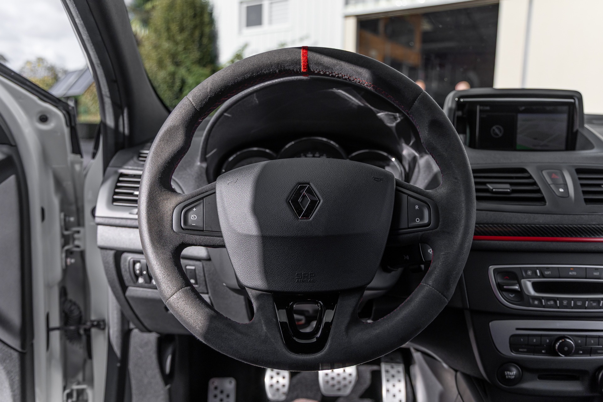 Volant – RENAULT – Megane 3RS Trophy R – 2017 – Blanc Nacré – 22 900 km – 275 ch – 4 cylindres en ligne 2.0 turbo – Transmission : Manuelle – Origine France – Privaty Cars – Rachat cash de voitures de sport d’occasion en Nouvelle-Aquitaine