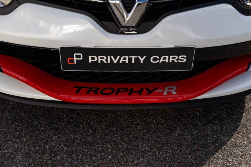 À vendre – RENAULT – Megane 3RS Trophy R – 2017 – Blanc Nacré – 22 900 km – 275 ch – 4 cylindres en ligne 2.0 turbo – Transmission : Manuelle – Vue principale – Origine France – Privaty Cars – Chasseur de voitures de sport sur mesure dans l’Ouest de la France